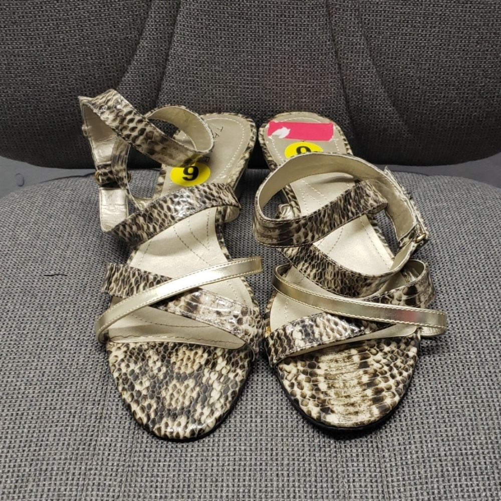Tahari Wedge Sandles snakeprint 9M